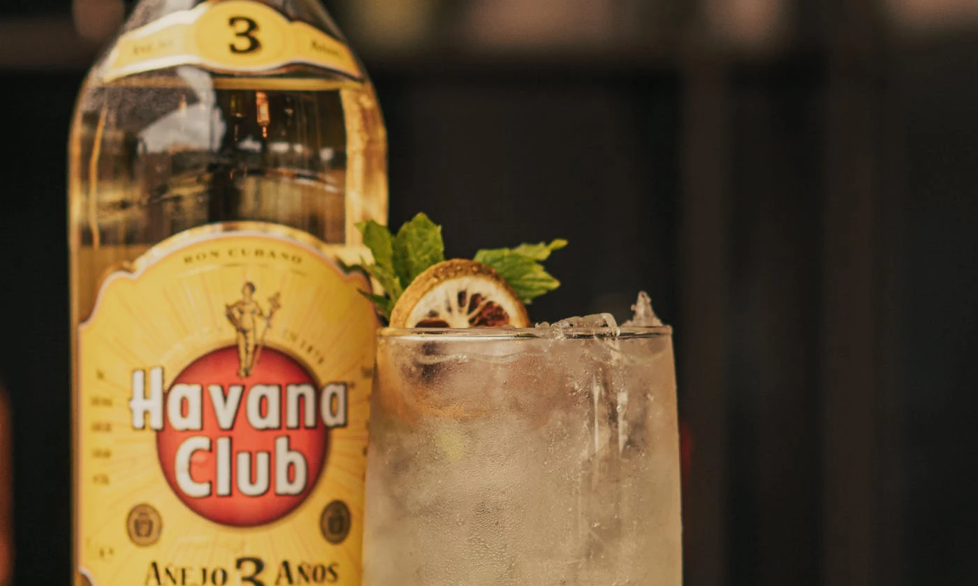 White rum bottle with fresh limes for daiquiri recipe