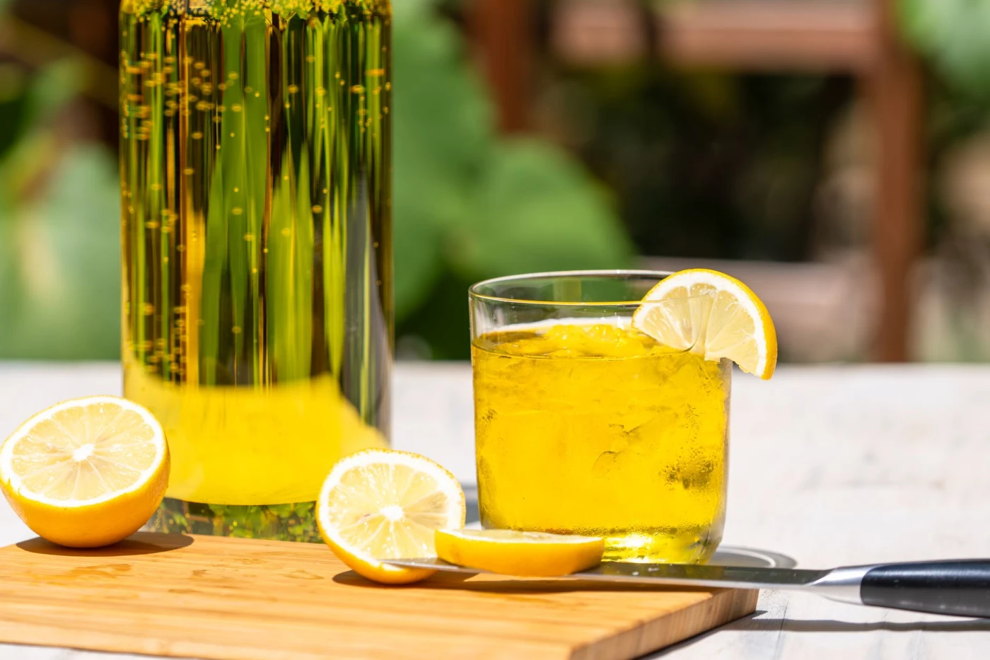 Bartender preparing a Lynchburg Lemonade cocktail cocktail